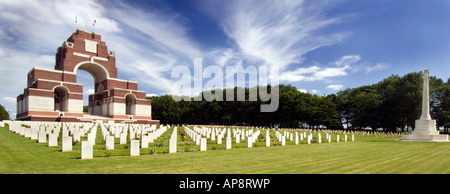 Croix du sacrifice dans le cimetière à l'arrière du monument de Thiepval aux disparus de la grande guerre dans la Somme, France Banque D'Images