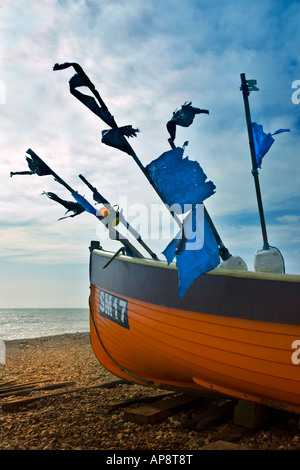 Petit bateau de pêche traditionnel sur la côte sud de l'Angleterre à Worthing dans le Sussex Banque D'Images