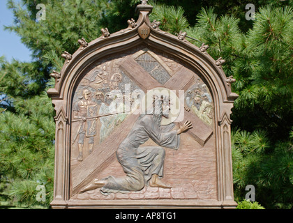 Chemin de croix Station 3 : Jésus tombe pour la première fois Banque D'Images