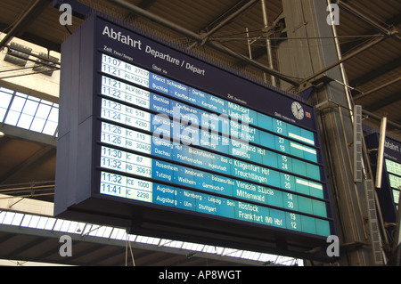 Au départ et à l'écran à la gare centrale de Munich, la Hauptbahnhof, Munich, Allemagne Banque D'Images