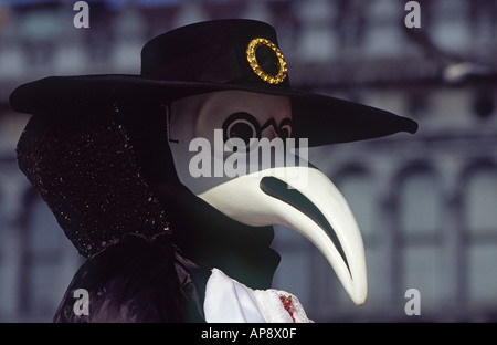 Participant au Carnaval de Venise Italie portant masque de médecin de la Peste Banque D'Images