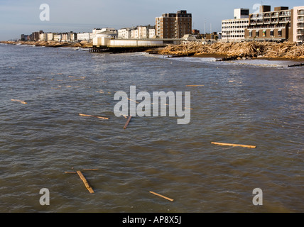 Le bois perdue de la glace 'Prince' naufrage dérive débarquèrent à Worthing dans le West Sussex, Angleterre, Royaume-Uni. Banque D'Images