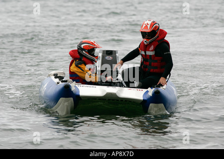 Deux concurrents venus de la rive en bateau lors de leur course Zapcat Ballyholme Beach County Down Bangor Northern Ireland Banque D'Images