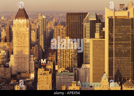 USA New York City NYC Panorama de Midtown Édifices vu au crépuscule de lumière dorée Banque D'Images