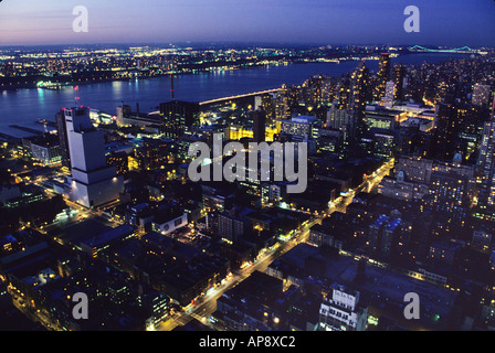 New York City Vue aérienne de Manhattan de nuit côté ouest de la Rivière Hudson Banque D'Images