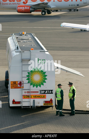 Deux membres du personnel au sol d'aéronefs à BP ravitailleur à l'aéroport international de Belfast en Irlande du Nord Banque D'Images