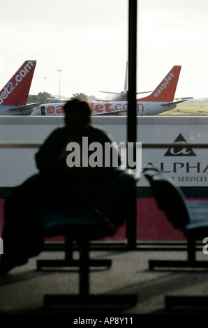 La salle d'attente des passagers dans le salon en face de la fenêtre à l'aéroport international de Belfast en Irlande du Nord Banque D'Images