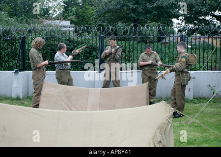 Dans reinactors London Irish Rifles Uniforme Gris Fusil à des exercices d'étape Fort Helens Bay comté de Down en Irlande du Nord Banque D'Images