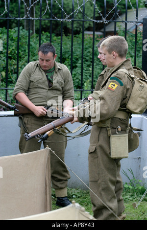 Dans reinactors London Irish Rifles Uniforme Gris Fusil à des exercices d'étape Fort Helens Bay comté de Down en Irlande du Nord Banque D'Images