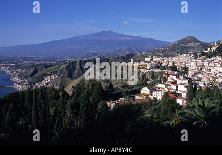 Volcan Etna se lever au-dessus de ville de Taormina Banque D'Images