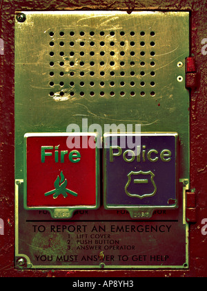 Détail d'une aide de la police et des pompiers dans le centre-ville de Manhattan callbox, New York City, dans les couleurs de style de développement. Banque D'Images