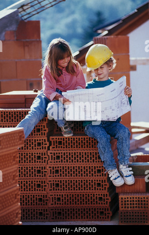 Enfants holding blueprint Banque D'Images