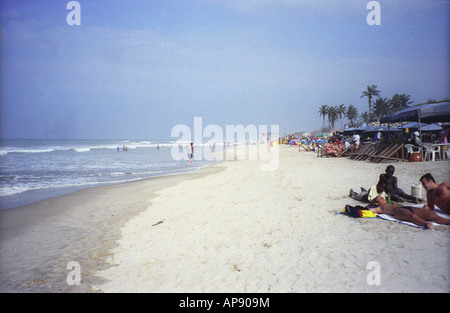 Mixed Race de personnes sur la plage de Labadi Ashanti Accra Ghana région Afrique de l'Ouest Banque D'Images