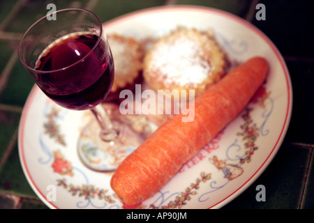 Sherry mince pies et une carotte à l'écart pour le Père Noël la veille de Noël Banque D'Images