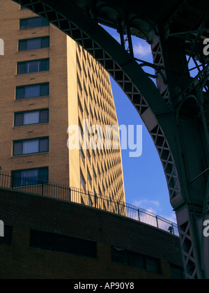 Le chevauchement des éléments structurels (deux bâtiments et ponts) en milieu urbain New York. Banque D'Images