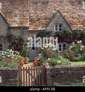 Cotswold cottage garden, Bibury, Gloucestershire, Cotswolds, en Angleterre, Royaume-Uni, Europe Banque D'Images