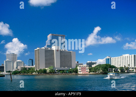 Bâtiments à bord de l'eau, Brickell Avenue, Miami, Floride, USA Banque D'Images