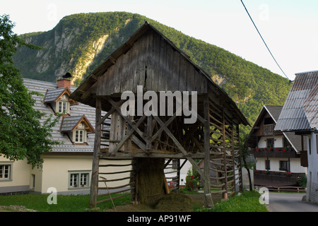 Grange traditionnelle dans village à Studor près de Bohinj Slovénie Banque D'Images