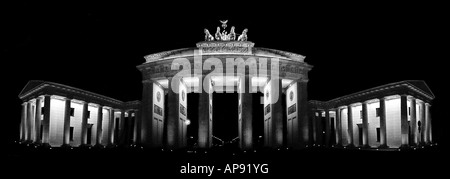 Porte de Brandebourg (Brandenburger Tor) à Berlin, Allemagne, la nuit. Panorama. Le noir et blanc Banque D'Images