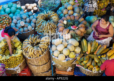 Les vendeurs de fruits ananas papaye melon banane marché dimanche Momostenango Guatemala Banque D'Images