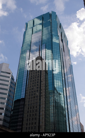 Tour AT&T avec la réflexion de la Wells Fargo building à Minneapolis, Minnesota Banque D'Images