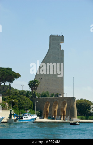 Brindisi, Pouilles. Monumento al Marinaio d'Italia Banque D'Images