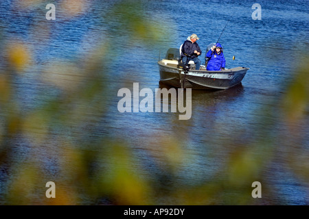 Pêcheur sur le Loch Lomond à Bella Vista, arche. Banque D'Images