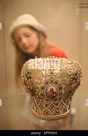 Les jeunes pèlerin russe à la recherche dans le Musée du Trésor mitre de monastère de Cetinje, Monténégro Banque D'Images