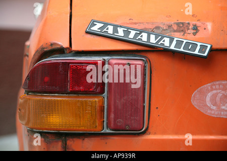 Détail d'une vieille voiture yougoslave Zastava à Sutomore, Monténégro Banque D'Images