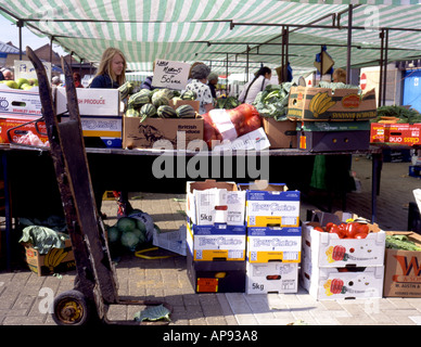 Fruits et légumes pour la vente au marché de Maidstone Banque D'Images