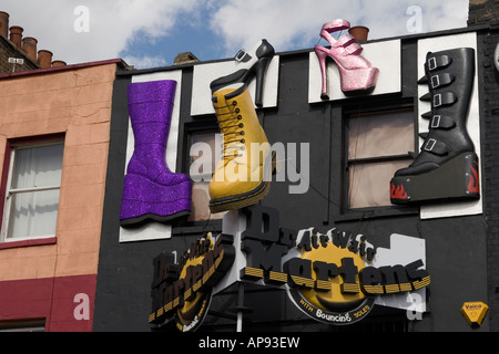 Chaussures énormes est suspendu au-dessus d'une boutique de Camden Market, Londres Banque D'Images