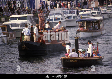 Régate royale de Henley. Henley sur Thames Oxfordshire Royaume-Uni. À la fin d'une journée de course.1990 1995 HOMER SYKES Banque D'Images