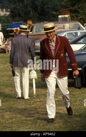 Hommes des années 1980 en chapeaux de cratère de paille et blazers de club d'aviron à la régate royale de Henley. Henley on Thames Oxfordshire 1985 Royaume-Uni HOMER SYKES Banque D'Images