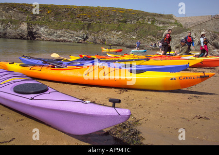 Week-end kayak Rencontrez Porth Dafarch Anglesey au nord ouest du pays de Galles Banque D'Images