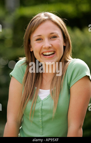 Portrait of teenage girl smiling Banque D'Images