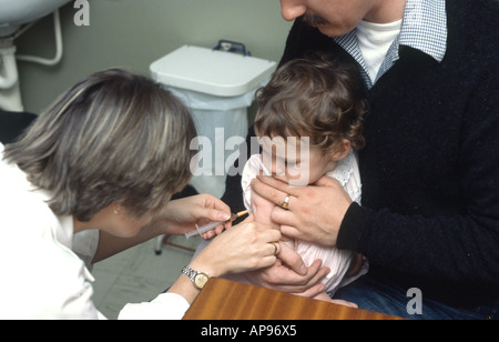 La vaccination pour injection triple quatre mois RRO bébé Banque D'Images