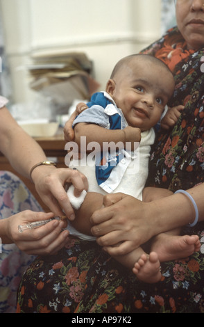 La vaccination pour injection triple bébé de quatre mois Banque D'Images