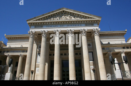 Palais du Justice Nîmes dans le sud de la France Août 2006 Banque D'Images