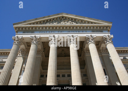 Palais du Justice Nîmes dans le sud de la France Août 2006 Banque D'Images