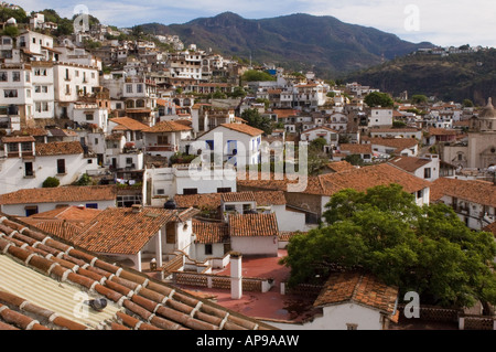 Une vue panoramique sur les toits de la ville de Taxco Mexique le côté de colline pittoresque ville est entourée de montagnes Banque D'Images