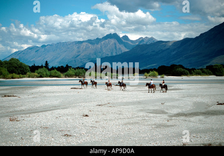 Randonnées à cheval le long de la rivière Dart Glenorchy ile sud Nouvelle Zelande Banque D'Images