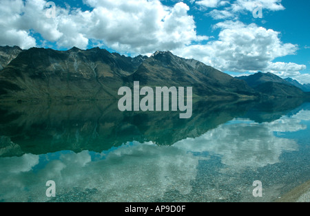 Le Lac Wakatipu montagnes reflétant dans l'eau près de Glenorchy ile sud Nouvelle Zelande Banque D'Images