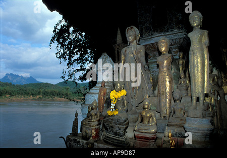 La grotte de Tham chose inférieur à Pak Ou c2500 contient des statues de bouddha François Garnier s'est rendu dans les années 1860, Luang Prabang au Laos Banque D'Images
