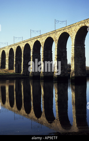 Viaduc Ferroviaire construit par Robert Stevenson à Carnforth gare Banque D'Images