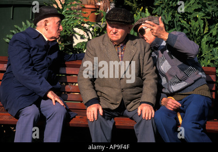 Trois personnes âgées Hommes Juifs assis sur un banc, Tel Aviv, Israël. Banque D'Images