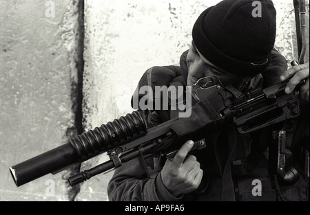 Soldat des forces armes entreprise vérifier avant de patrouille dans les rues d'Hébron Cisjordanie Israël Banque D'Images