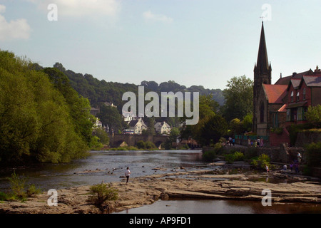 Vue générale de la rivière Dee circulant dans Llangollen Denbighshire North Wales UK Banque D'Images