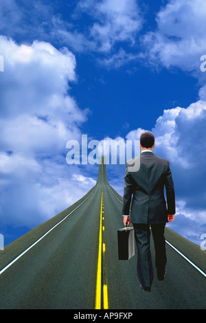 Businessman walking sur la route avec porte-documents, digital composite Banque D'Images
