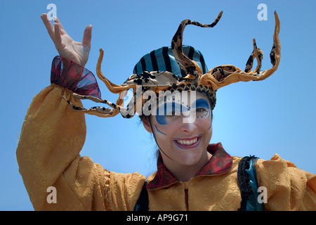 Une jeune femme dans le maquillage et le costume d'un bouffon ou clown. Banque D'Images