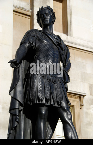 Statue du Roi James II à l'extérieur de la robe romaine de la National Gallery à Trafalgar Square Londres Angleterre Banque D'Images